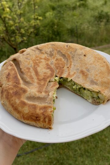 Torta salata in padella tagliata