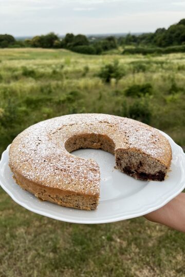 Ciambella rustica con marmellata di ciliegie e cioccolato tagliata